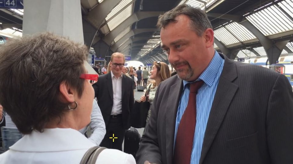 CVP-Nationalräting Kathy Riklin begrüsst Jørn Dohrmann, Delegationsleiter des EU-Parlaments für die Beziehungen zur Schweiz am Hauptbahnhof Zürich.