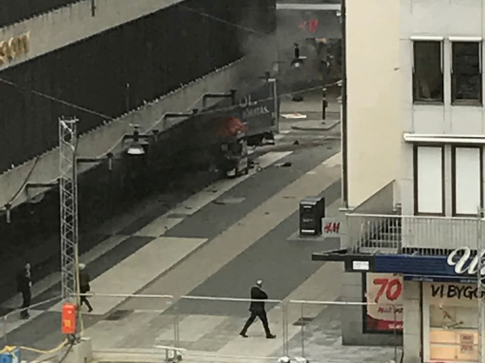Aus dem ins Gebäude gerasten Lastwagen steigt Rauch.