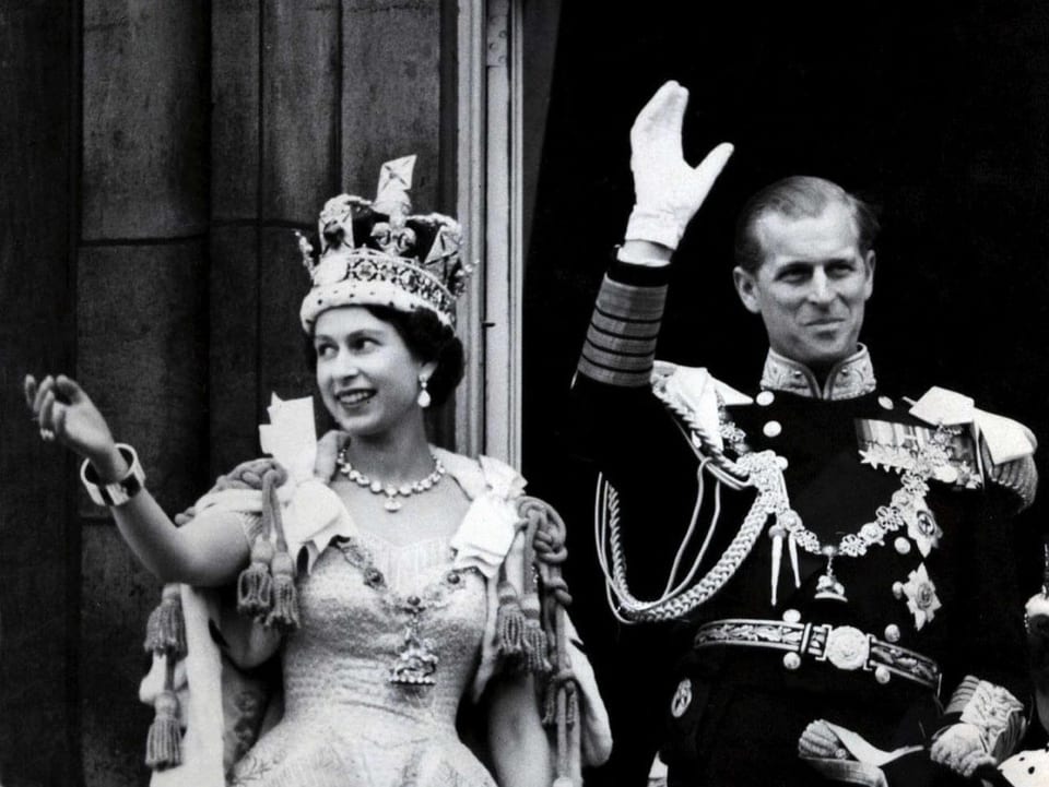 Queen Elizabeth II mit Krone und ihren Mann Prinz Philip, Herzog von Edinburgh in der Uniform eines Marine Admirals bei der Krönung. 