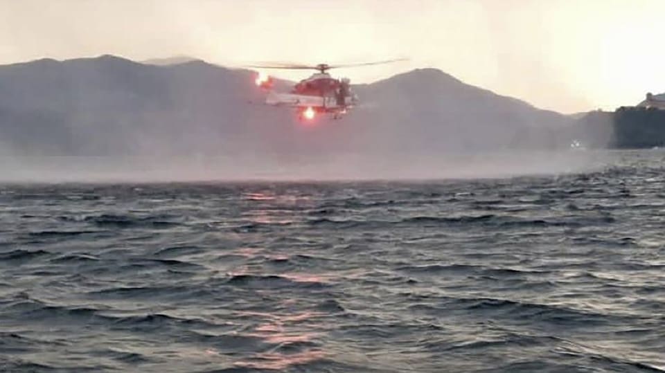 Einsatzkräfte suchen mit einem Helikopter nach Vermissten, nachdem das Boot nahe Sesto Calende gekentert war.