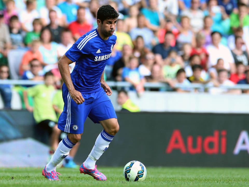 Diego Costa von Chelsea nimmt den Ball an.