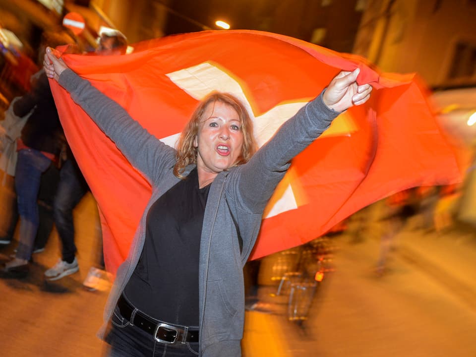 Frau mit Schweiz-Flagge.