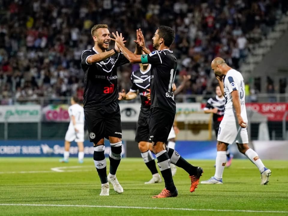 Luganos Sandi Lovric gratuliert Doppel-Torschütze Jonathan Sabbatini.