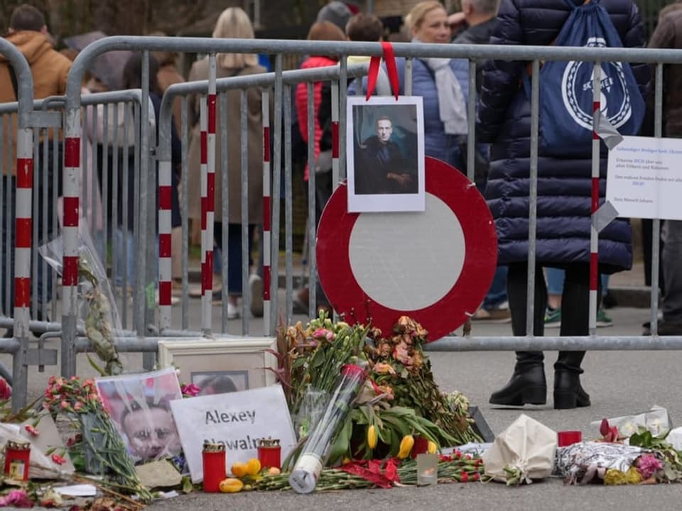 Blumen und Kerzen für Alexei Nawalny vor der russischen Botschaft in Bern.