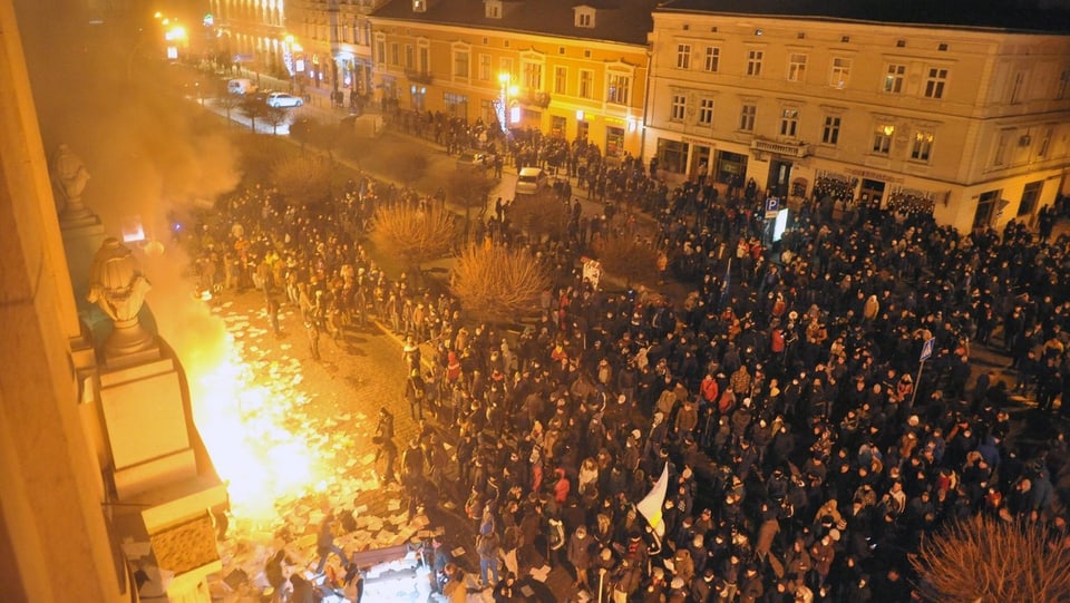 Feuer in Lemberg in der Nacht während einer Demonstration. 