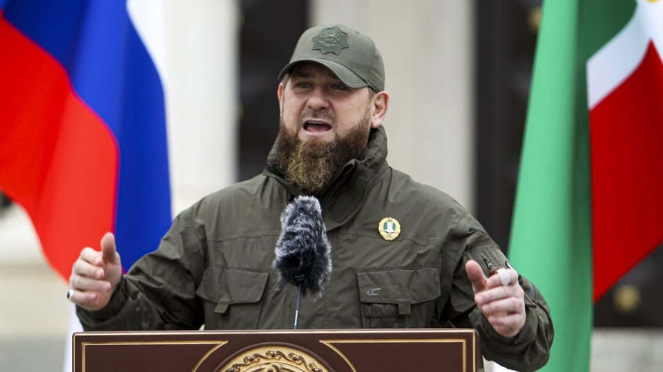 Kadyrow am 25. Februar in Grosny vor seinen Kämpfern Tschetscheniens Hauptstadt Grosny.