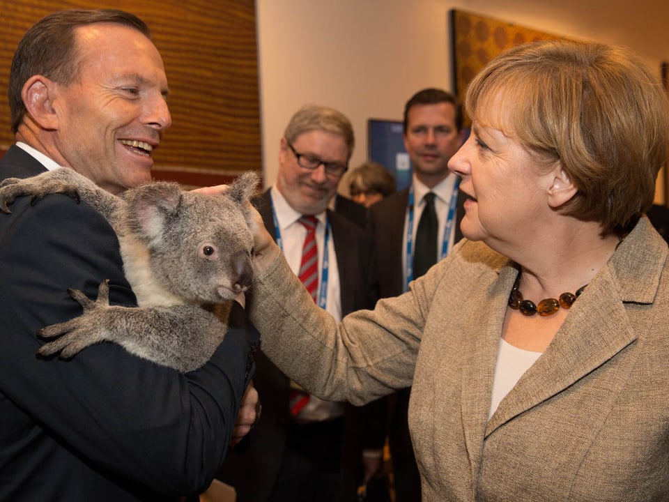 Angela Merkel streichelt Koala
