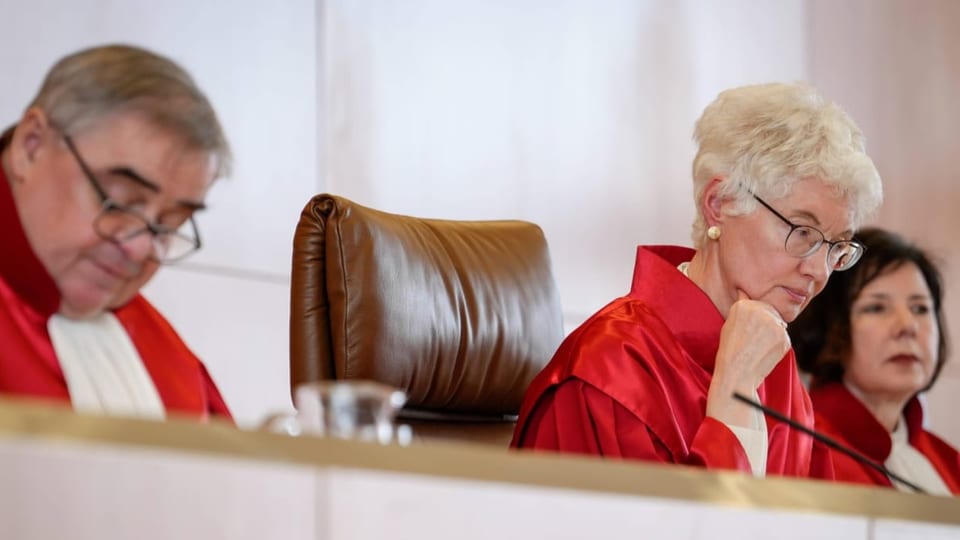 Ein Richter und zwei Richterinnen des deutschen Bundesverfassungsgerichts bei einer Urteilsverkündung.