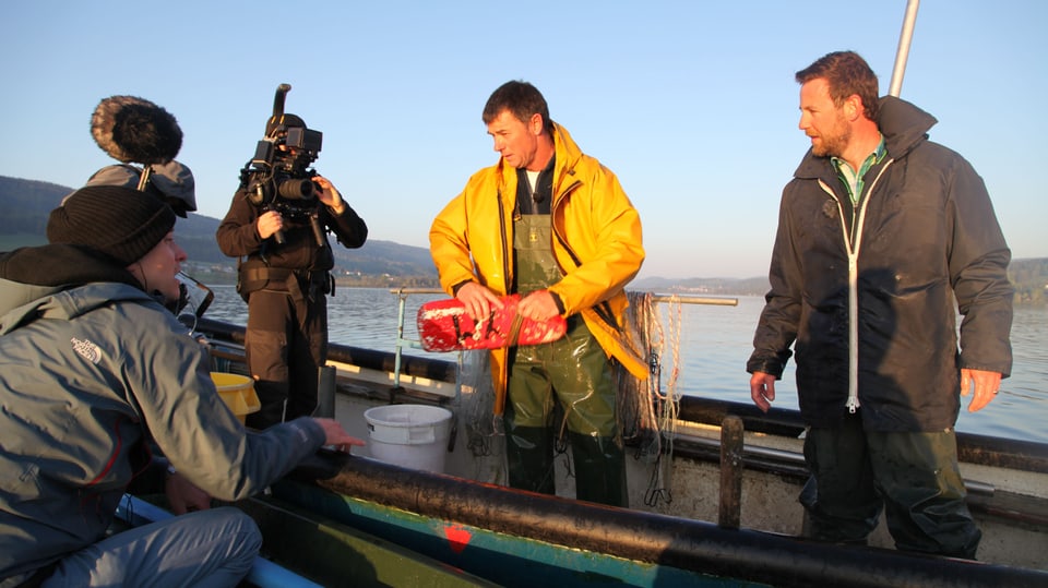 Fernsehteam begleitet einen Fischer bei seiner Arbeit. 