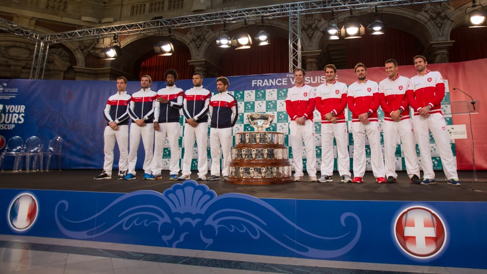 Das französische und das Schweizer Team neben dem grossen Davis-Cup-Pokal.