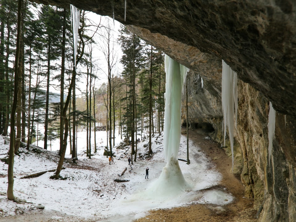 Ein Wasserfall ist zu einer Säule gefroren.