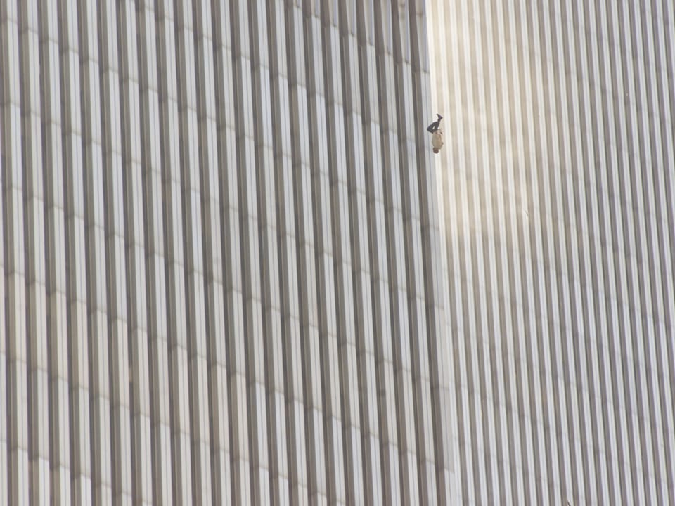 Ein Mann stürzt kopfüber aus dem brennenden Nordturm des World Trade Center.