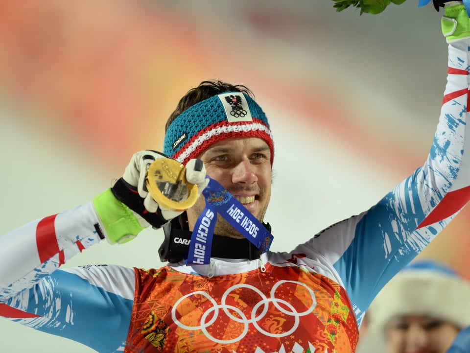 Matt präsentiert in Sotschi sein Olympiagold.