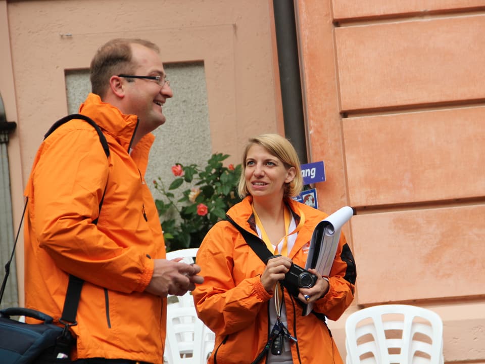 Moderator Michael Brunner und Kollegin Stefanie Weber in Radio SRF 1-Jacken. 