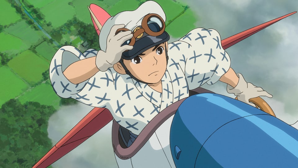 Ein japanischer Junge sitzt im Flugzeug und düst durch die Luft.