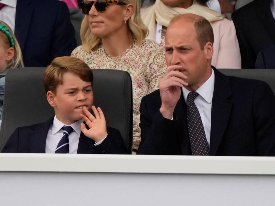 Prinz William mit seinem Sohn George an der bunten Parade zu Ehren der Queen.