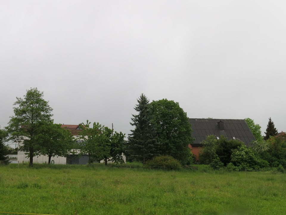 Blick auf zwei Häuser in Seltisberg. Eines davon gehört der Familie Jacobi-Duss