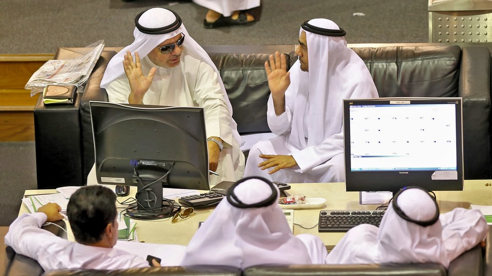 Mehrere Personen an der Dubaier Börse.