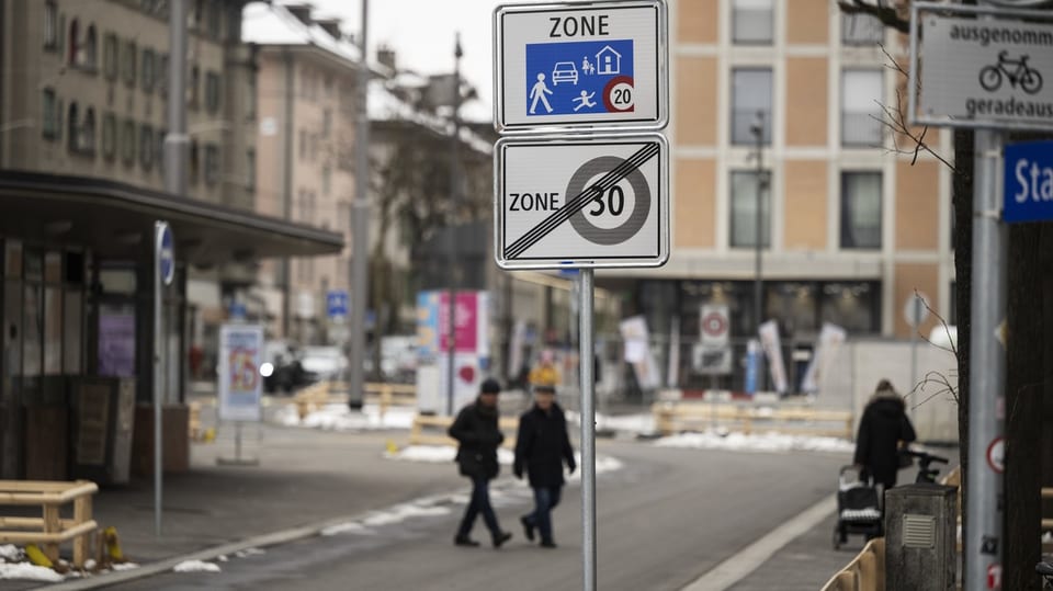 Verkehrsschild mit Auflösung Tempo 30 und Beginn von Tempo 20 Zone in einem Berner Wohnquartier