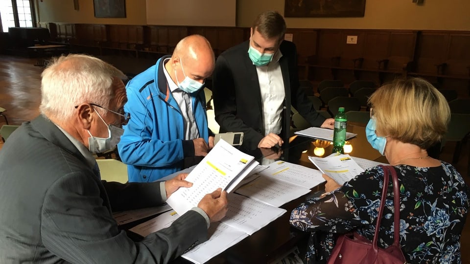 Schaffhauser Politiker mit Maske besprechen Wahlresultate