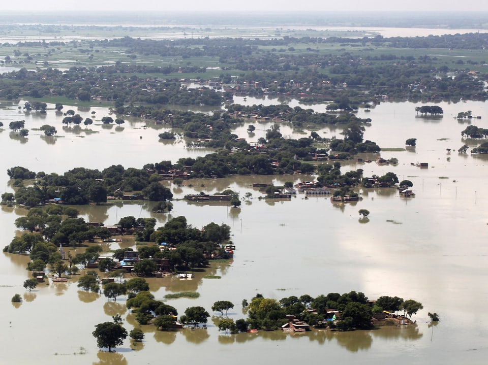 Luftaufnahme eines überschwemmten Dorfes bei Allahabad