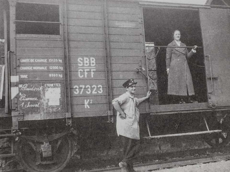 Eine Frau steht in einem Transport Bahnwagen.