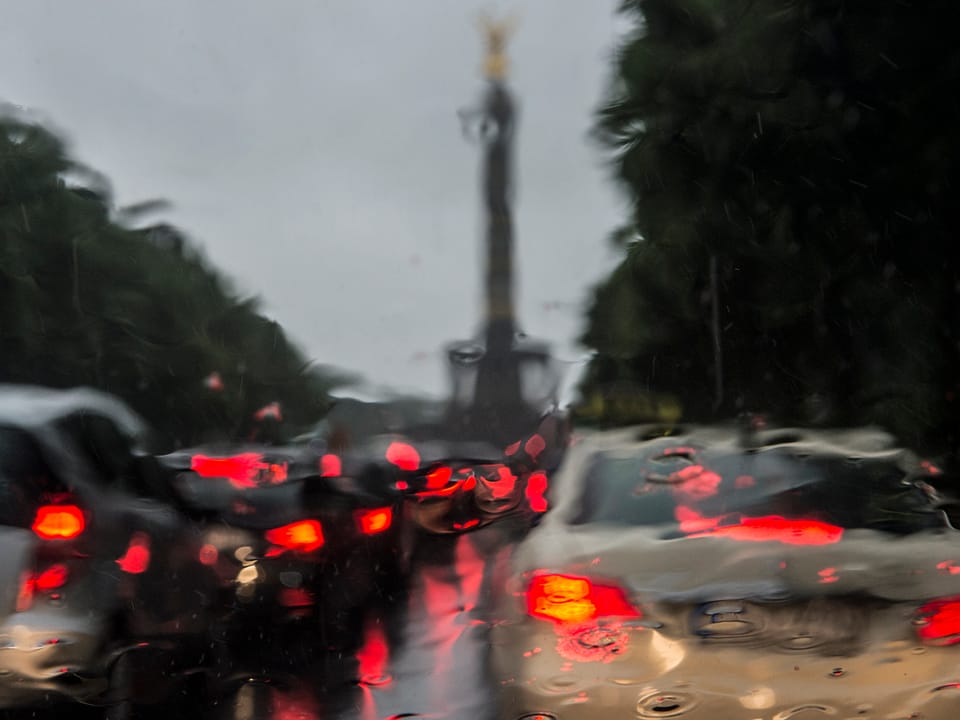 Autos durch eine nasse Windschutzscheibe auf der Strasse des 17. Juni in Berlin.