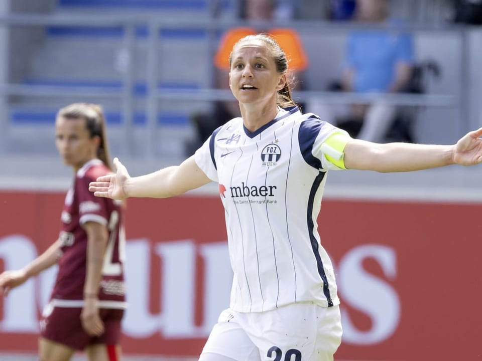 Glänzte mit drei Toren Fabienne Humm, Captain des FC Zürich Frauen, gestikuliert auf dem Platz.
