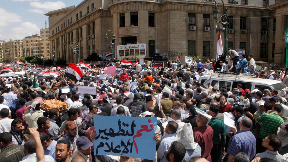 Menschen gehen in Kairo auf die Strasse und protestieren.