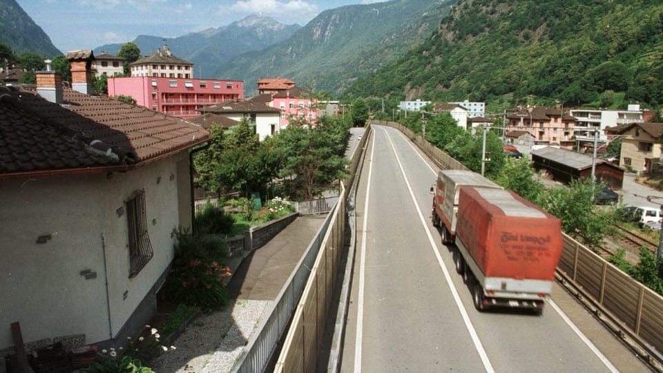 Die Autobahn teilt das Dorf Roveredo.