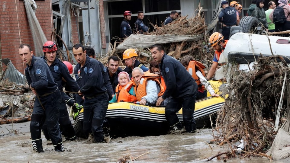 Rettungskräfte transportieren Bewohner der Stadt Kastamonu in einem Gummiboot.