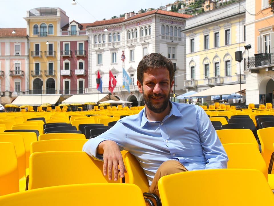 Ein Mann sitzt auf der Piazza Grande in Locarno.