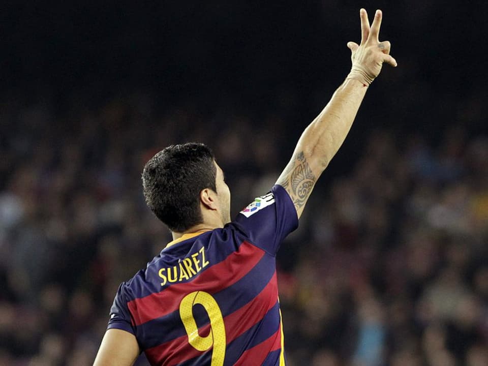 Luis Suarez streckt 3 Finger in die Höhe