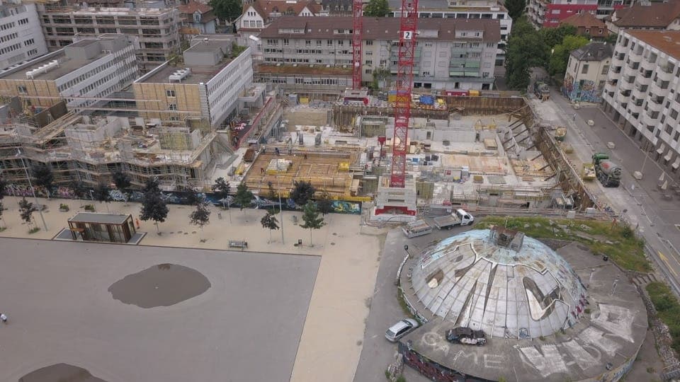 Luftbild vom «Chessu» mit der Hotel-Baustelle.