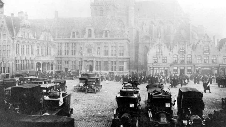 Schwarz-Weiss-Bild eines Platzes in Antwerpen während des Ersten Weltkriegs