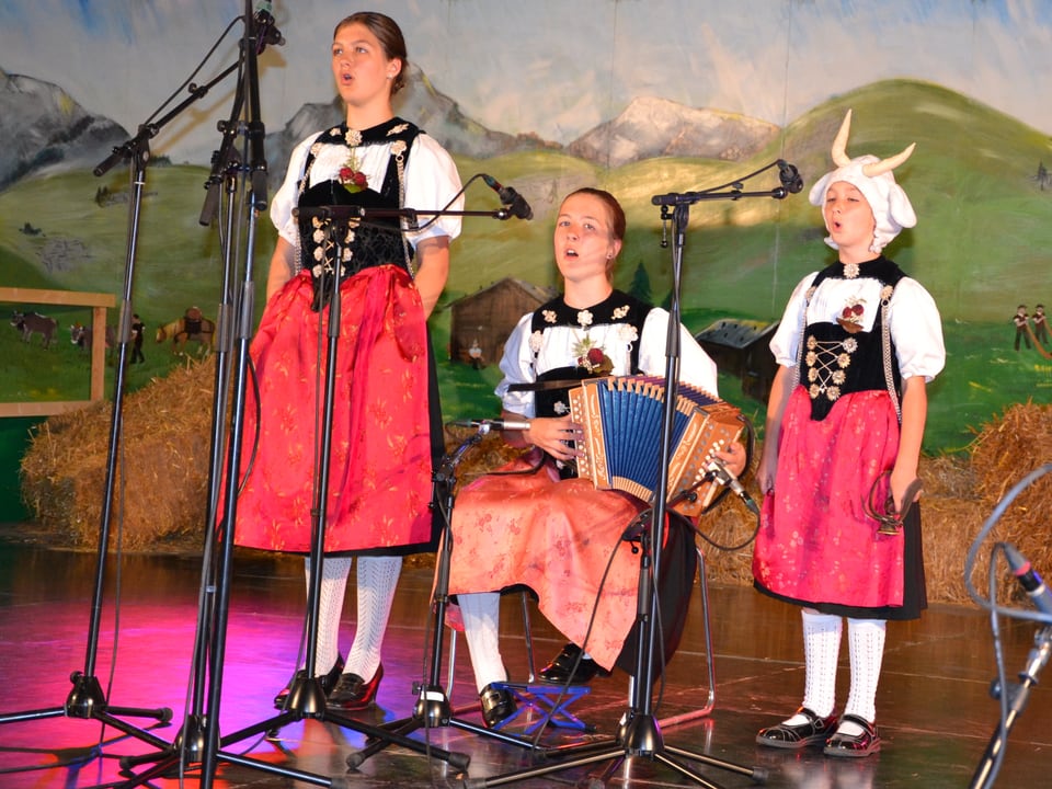 Geschwister Moser während ihrem Auftritt am Nationalen Final des Wettbewerbs «Folklorenachwuchs 2013».