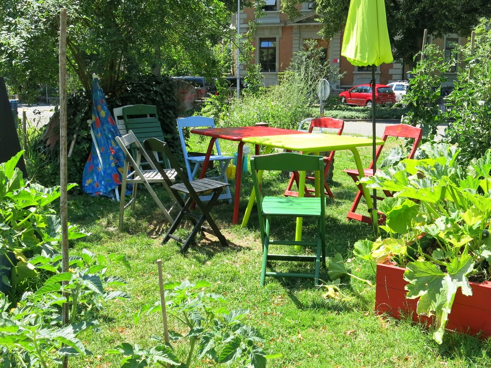 Zwei Gartentische, ein paar Stühle und einige Pflanzen
