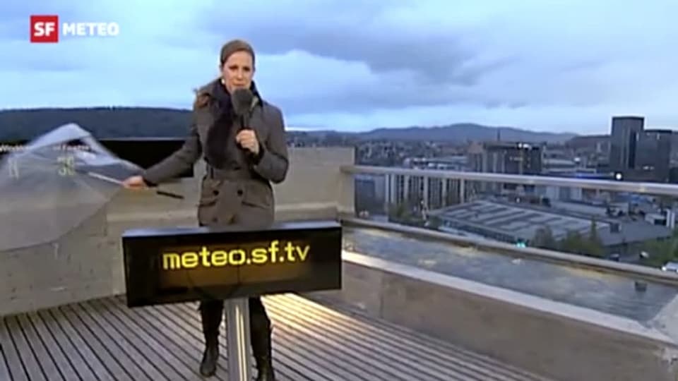 Moderatorin Daniela Schmuki auf dem windigen Meteo-Dach