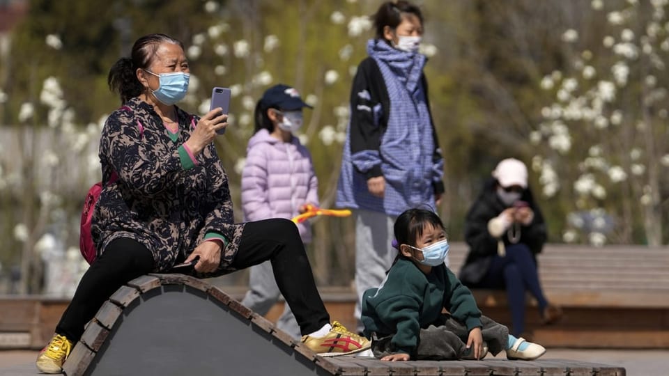 Frauen und Kinder auf einem Spielplatz in Schanghai