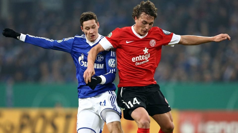 Julian Baumgartlinger von Mainz (rechts) im Duell mit Schalkes Julian Draxler.
