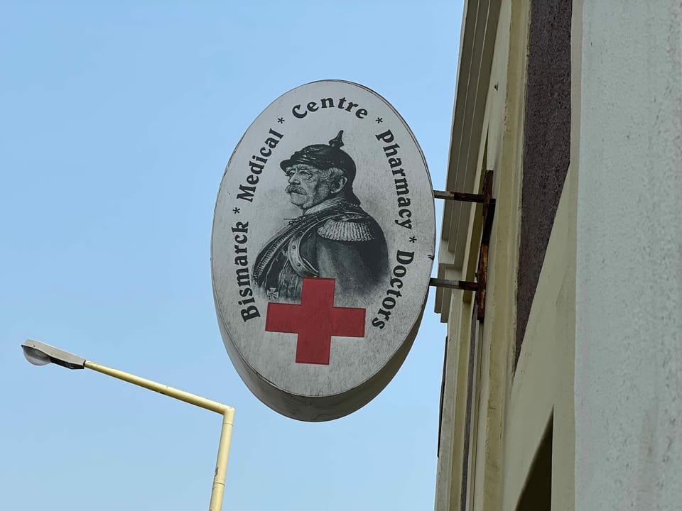 Auf einem Schild an einem Gebäude steht Bismarck-Apotheke.