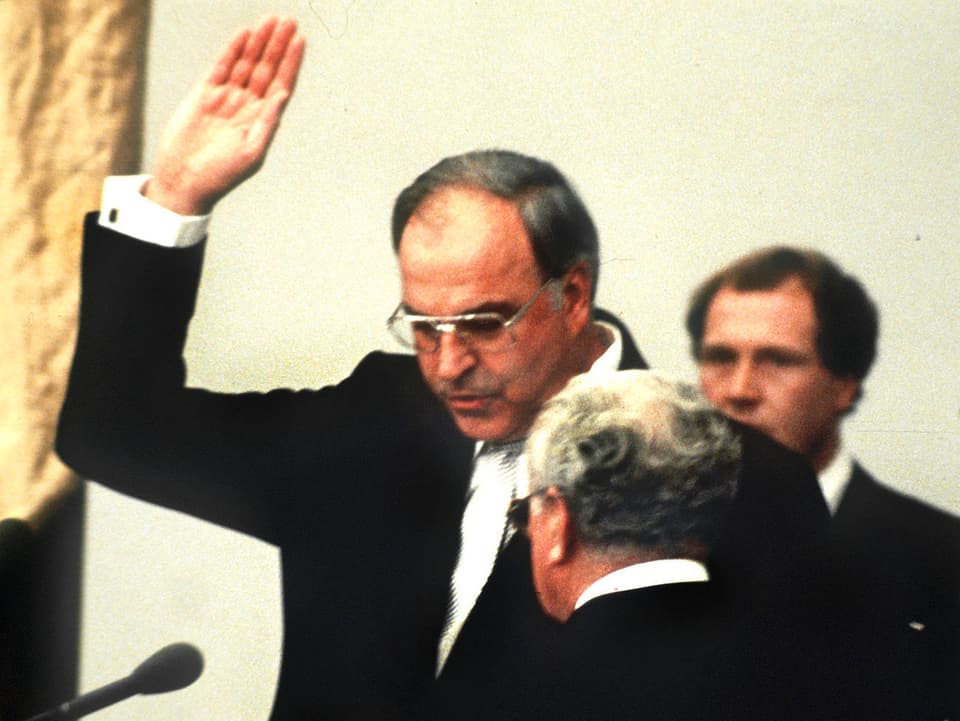 Helmut Kohl, rechte Hand nach oben haltend