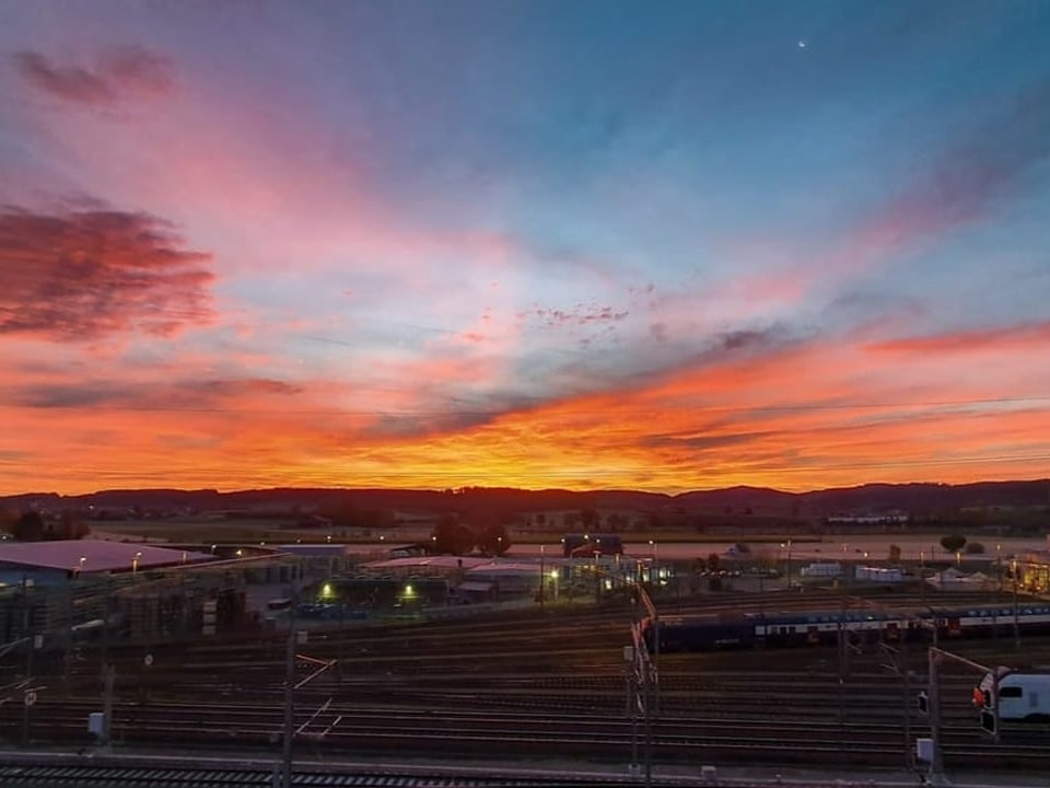 Winterthur/ZH Morgenrot über dem Bahnhof.