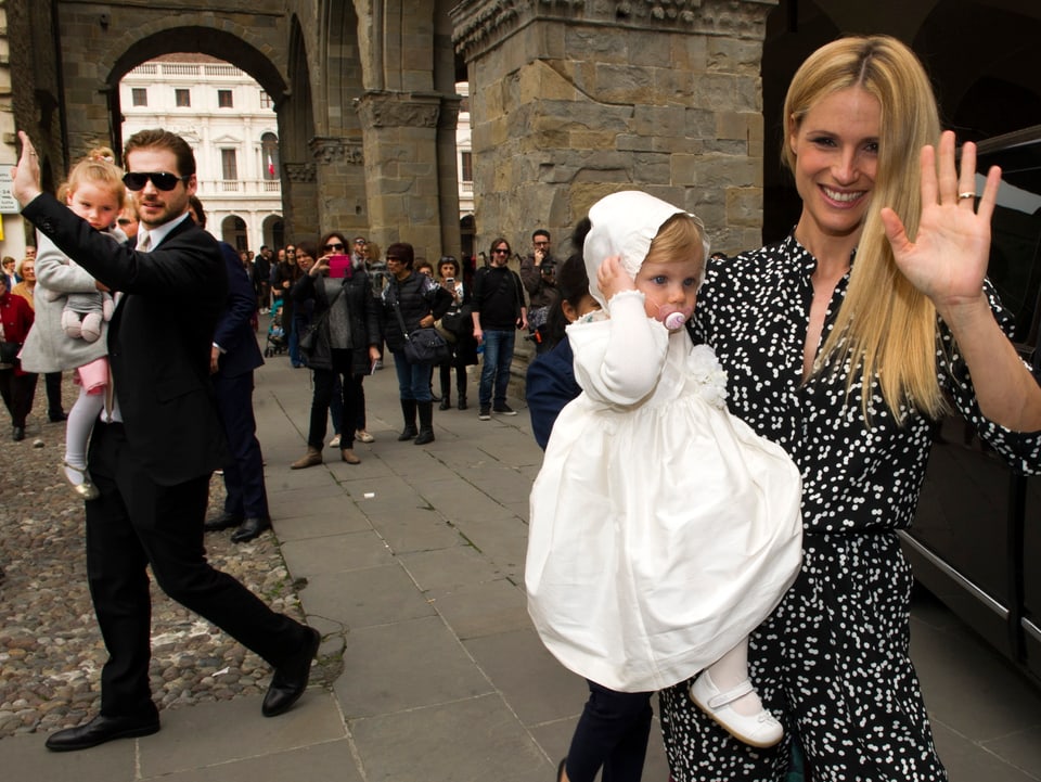 Menschen vor Kirche, im Vordergrund Michelle Hunziker und Tochter Celeste