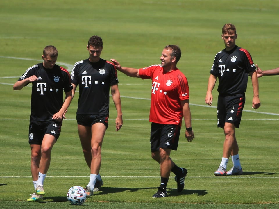 Bayern-Trainer Hansi Flick gibt seinen Spielern im Training Anweisungen.