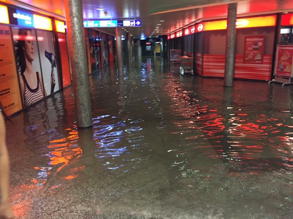 Wasser in dre Unterführung des Bahnhofs Wil .