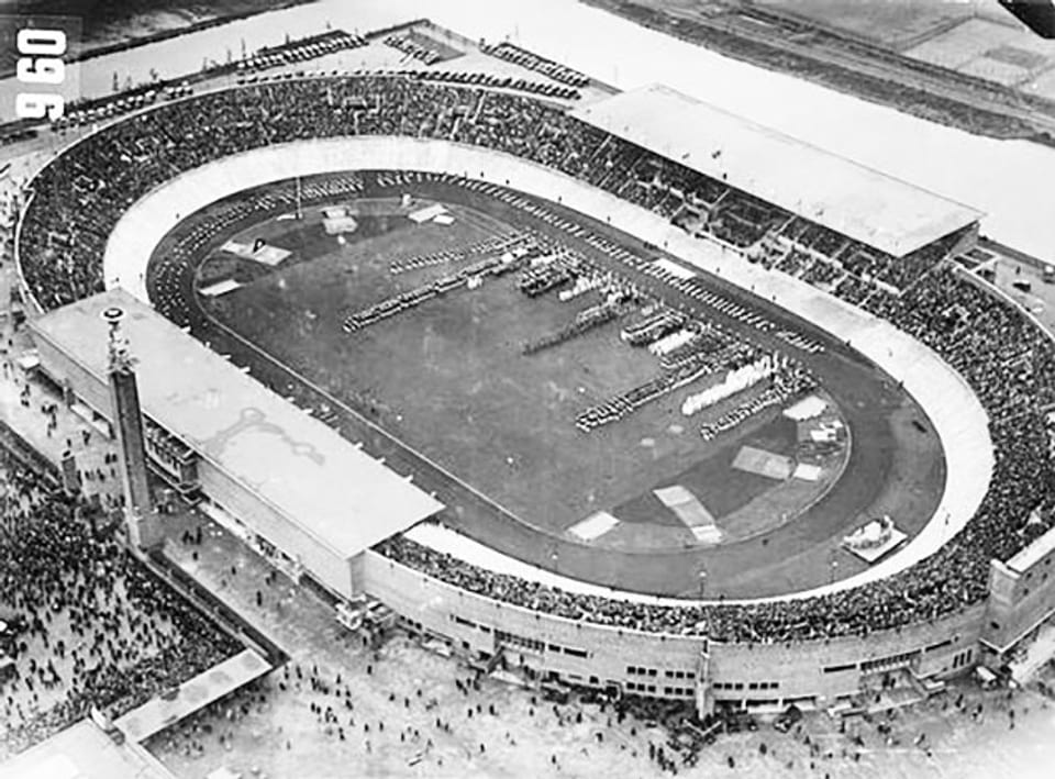 Luftaufnahme eines Sportstadions.