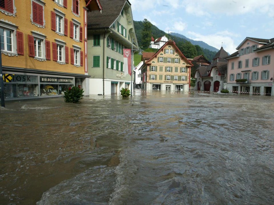 Blick auf den überschwemmten Dorfplatz von Sarnen.