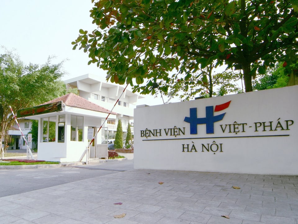 Eingang des Hôpital Français de Hanoï