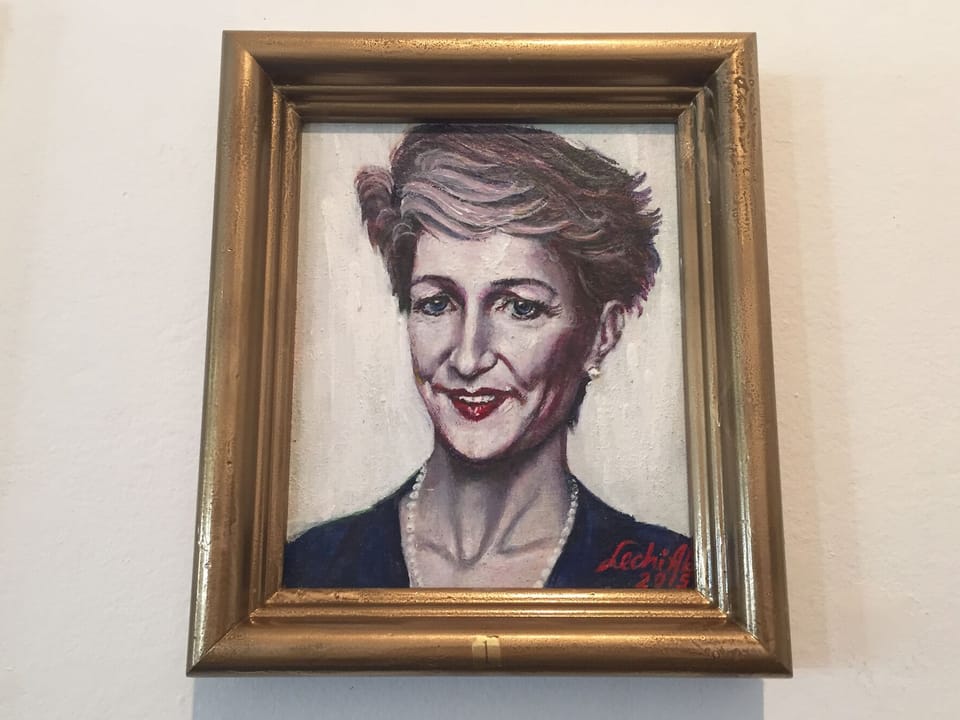 Zu sehen ist ein gemaltes Portrait von Bundesrätin Simonetta Sommaruga.